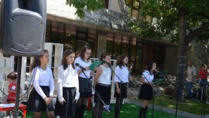 Десетки деца се включиха в инициативата Чети с мен в