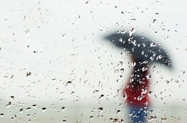 Новата седмица идва с дъжд и гръмотевици