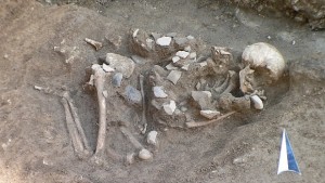 Воин с каменна брадва погребан преди 6 хилядолетия намериха в
