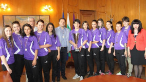 Даниел Панов символично връчи шампионското злато на състезателките от хандбален