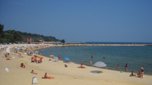 Офицерският плаж с почиста вода но от следващото лято
