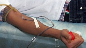 Бизнесът с кръв продължава въпреки че повече доброволци даряват