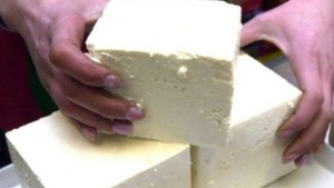 Слагат на отделни щандове имитиращите млечни продукти