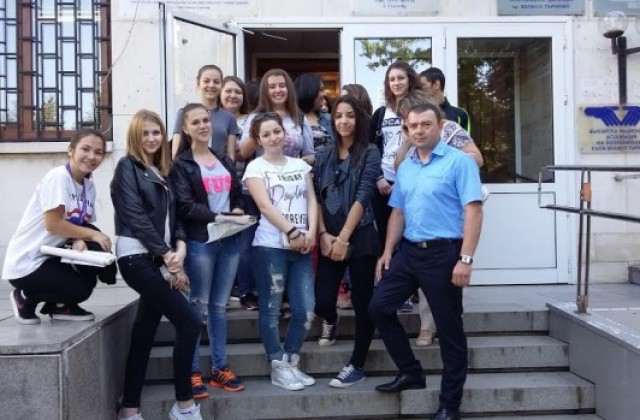 Ученици посетиха НАП- В.Търново за деня на  икономиста