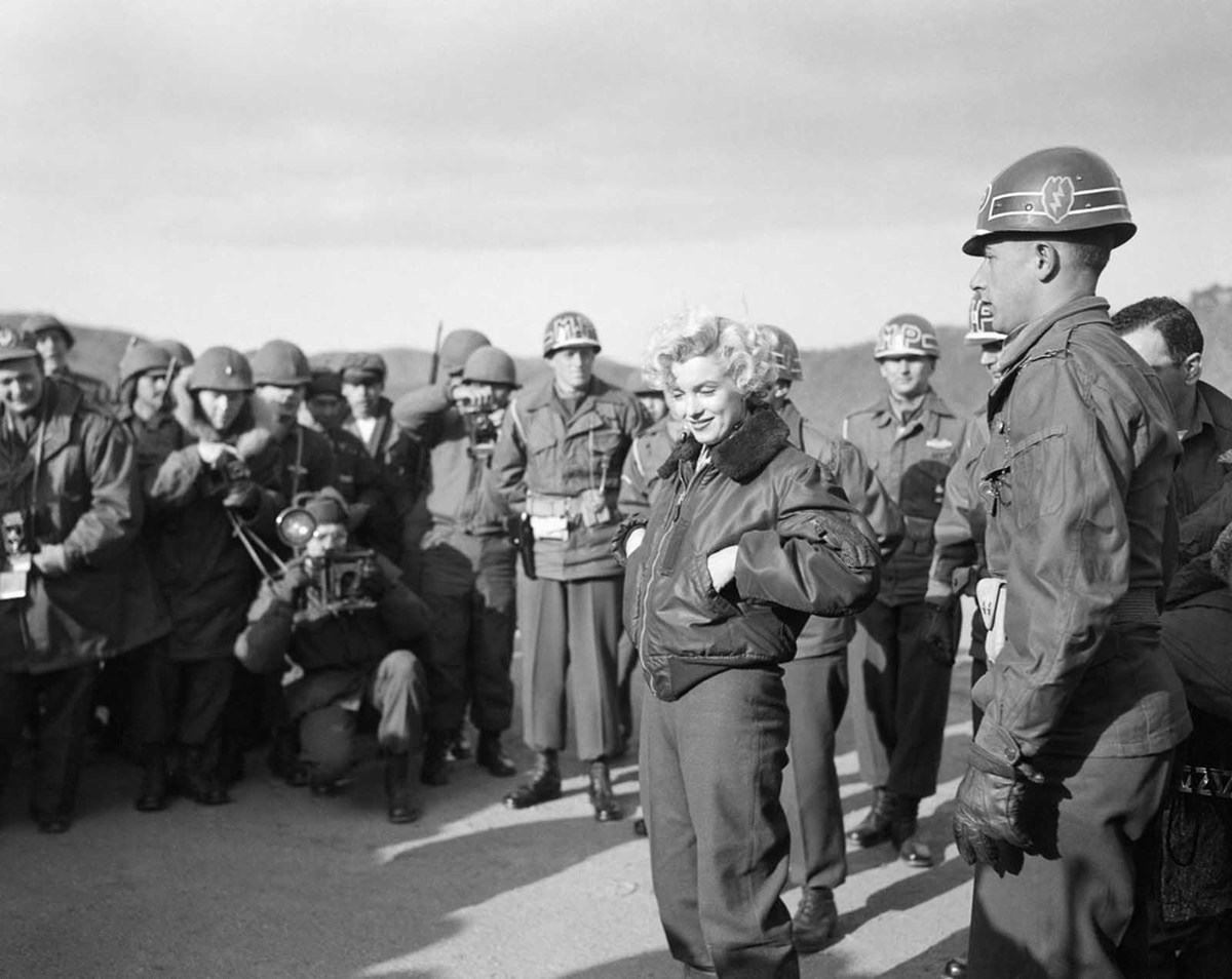 Американските войници посрещат младата актирса с възторг.
