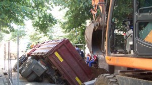 Пак пропаднал камион в изкоп на водния цикъл на Враца