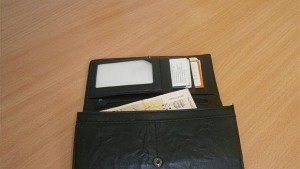 Младежи от Неделино върнаха намерен портфейл със стотици левове