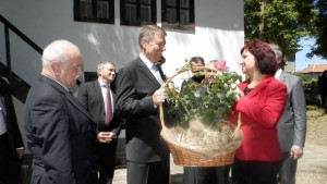 Жива частица от България подари на президента на Румъния областният