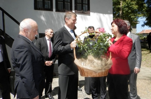 Жива частица от България подари на президента на Румъния областният управител