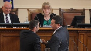 БСП и ГЕРБ спретнаха скандал в парламента заради делото за