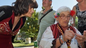 Плетки на открито пред Новия театър утре