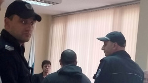 Водят с бронежилетка в съда стрелеца убил гарда на Очите