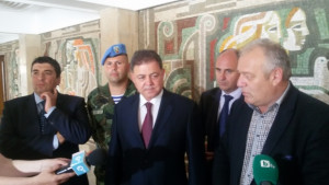 Министър Ненчев не е за връщането на казармите младите щели