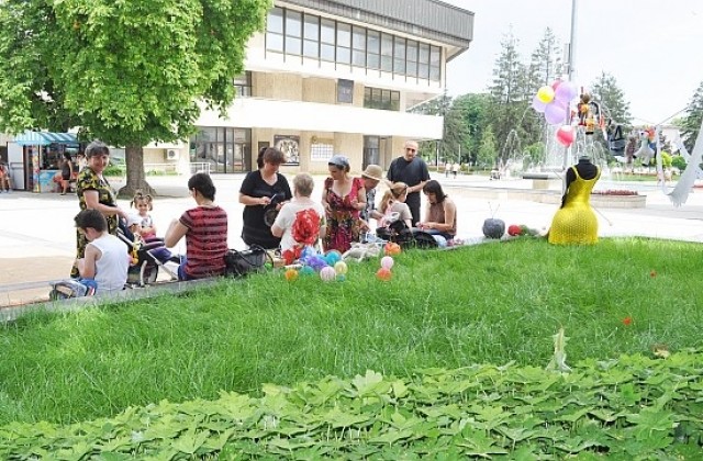 Плетачки обменяха техники в Световния ден на плетенето