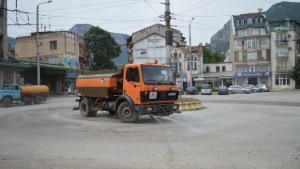 Ръсят с вода улиците на Враца