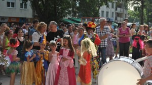 Карнавалът изпълни централния градски площад