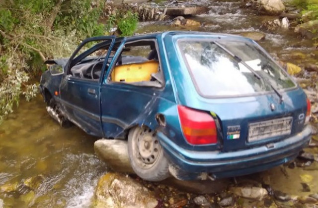 Автомобил излетя от пътя Симитли - Банско и падна в река (СНИМКИ)