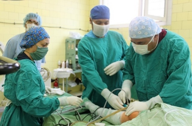 След тежка операция, плевенски лекари спасиха крака на млад мъж