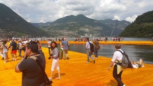 Кристо събра света в шепа