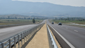 Внимание шофьори обновяват хоризонталната маркировка на АМ Струма