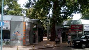 Премахват металните павилиони пред кино Космос социализират мястото