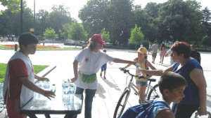 3000 бутилки вода раздадоха доброволци в събота