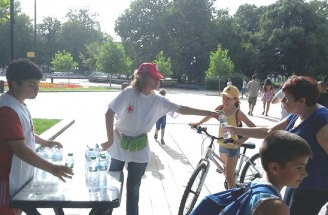 3000 бутилки вода раздадоха доброволци в събота