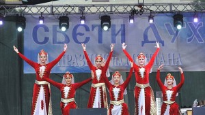 Англичани арменци и гърци пеят и танцуват в Монтана