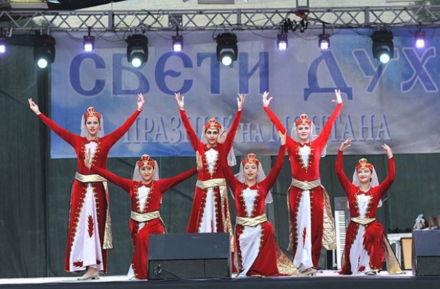Англичани, арменци и гърци пеят и танцуват в Монтана
