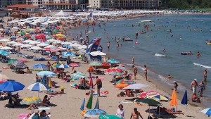 Туристи напълниха хотелите по морето хладната пролет забави старта на
