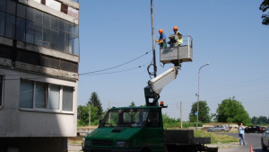 Започна премахването на незаконните кабели от уличните стълбове в Шумен