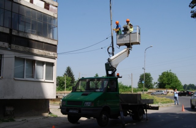 Започна премахването на незаконните кабели от уличните стълбове в Шумен