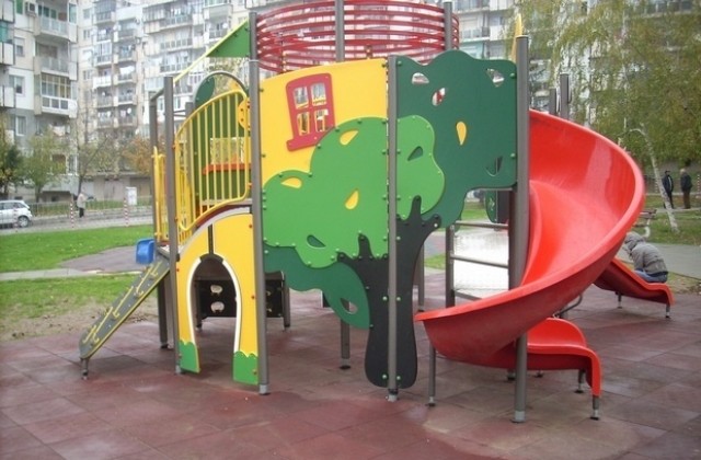 Изграждат нова детска площадка в кв. Тракцията