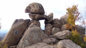 Изпращат найдългия ден с тракийски ритуал при българския Стоунхендж