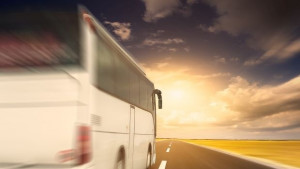 Автобус с деца излезе извън пътното платно и заседна в