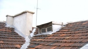 Работник почина след като падна от покрив