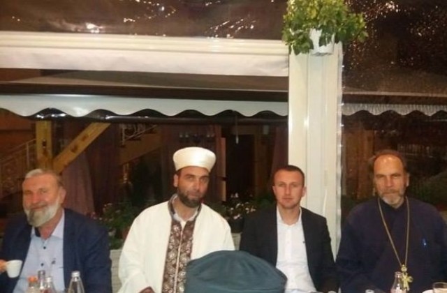 Кметът на Белица даде ифтар за над 70 души, мюсюлмани и християни се събраха на обща трапеза