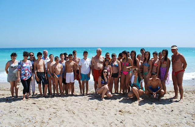 Ученици от Ген.Тошево плажуват край Шабла на преференциални цени