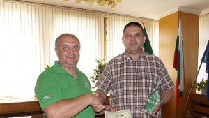 Феновете благодариха на кмета на Разград с плакет