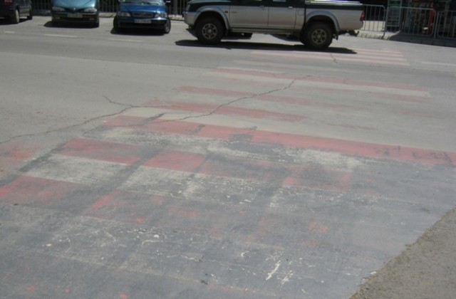 Повдигнати нови пешеходни пътеки обезопасяват движението в Дупница