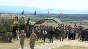 Военен министър и генерал наблюдават финално учение на Специални сили