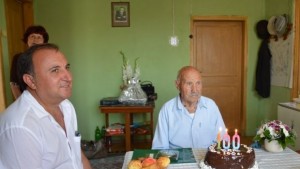 Дариха столетник с почетния знак на град Гоце Делчев