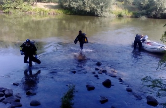 Водолази продължават да търсят 19-годишния Петър в 7-метрова речна яма (СНИМКИ и АУДИО)