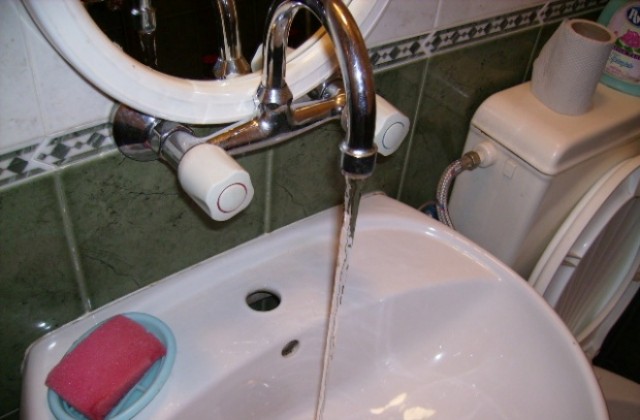 Кметът на Дупница забрани ползването на питейна вода за напояване и миене на коли