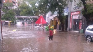 Буря бушува този следобед в Асеновград заля улици цели квартали