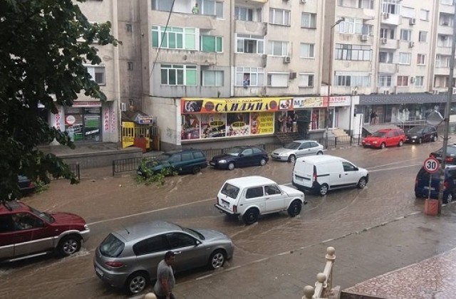 Буря помете дървета и клони, наводни улиците в Асеновград