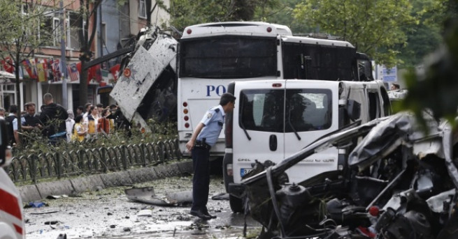 Най-малко 12 души пострадаха след бомбена експлозия срещу полицейски автобус