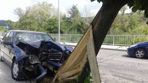 Румънци катастрофираха в Добринище