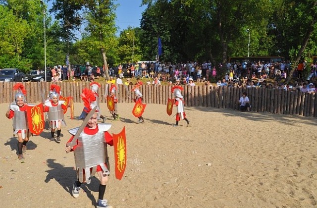 Петгодишни „римлянчета“ участваха във фестивала „Античният Абритус“