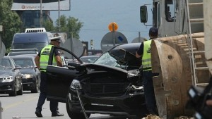 Кола се удари в кран на Цариградско шосе двама са